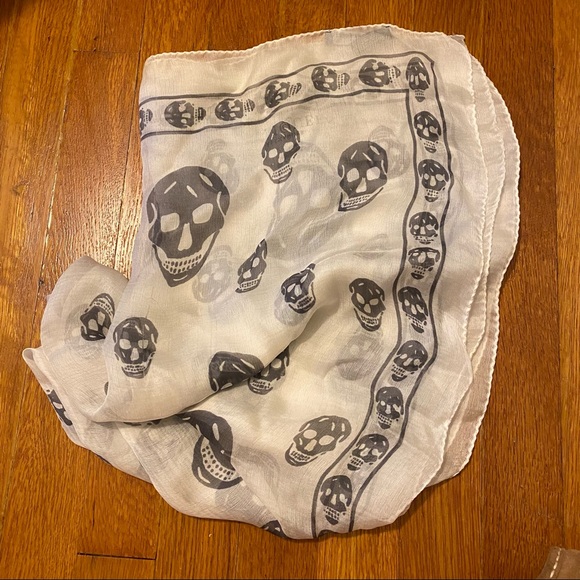 Alexander McQueen Skull Scarf - White and Gray - Picture 5 of 7